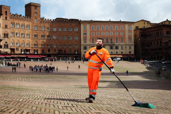 Peter Roma, spazzamento manuale, Siena.